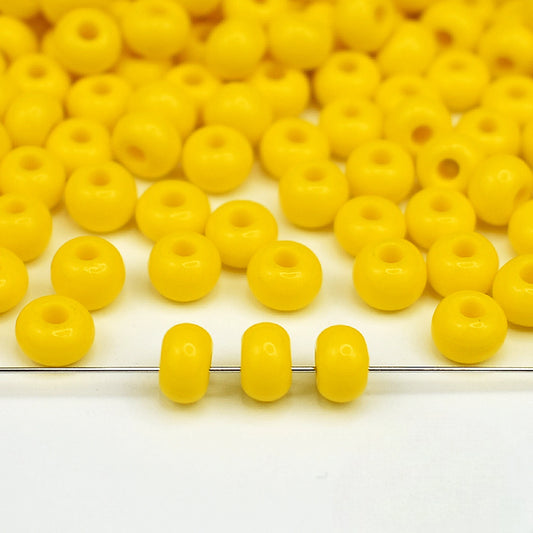 2/0 83130 Preciosa Seed Beads Yellow. Opaque natural.