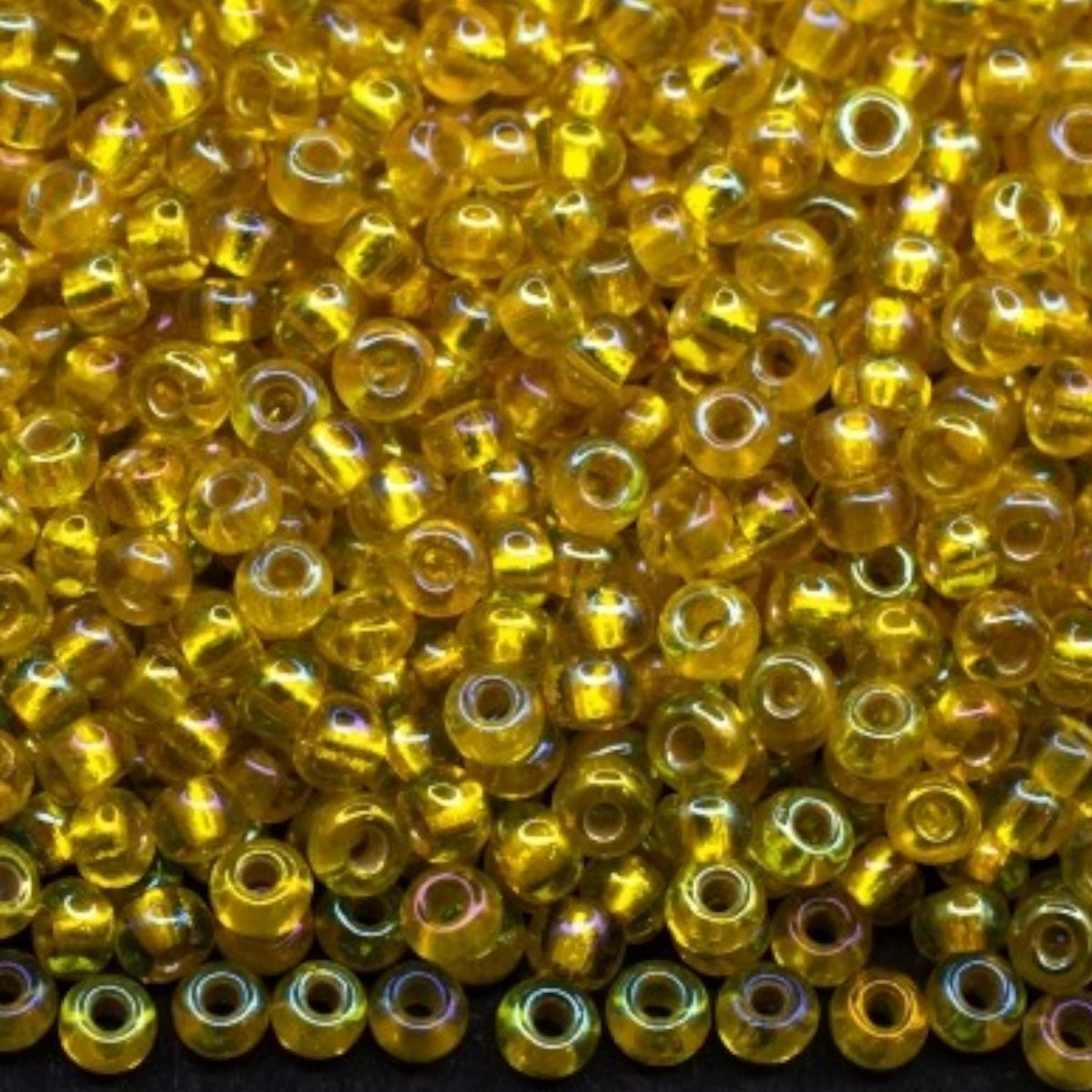 10/0 87019 Preciosa tjekkiske glasperler Perler Rocailles 2.3mm. Gennemsigtig gul ravfarvet sølvforet, regnbuefarvet.