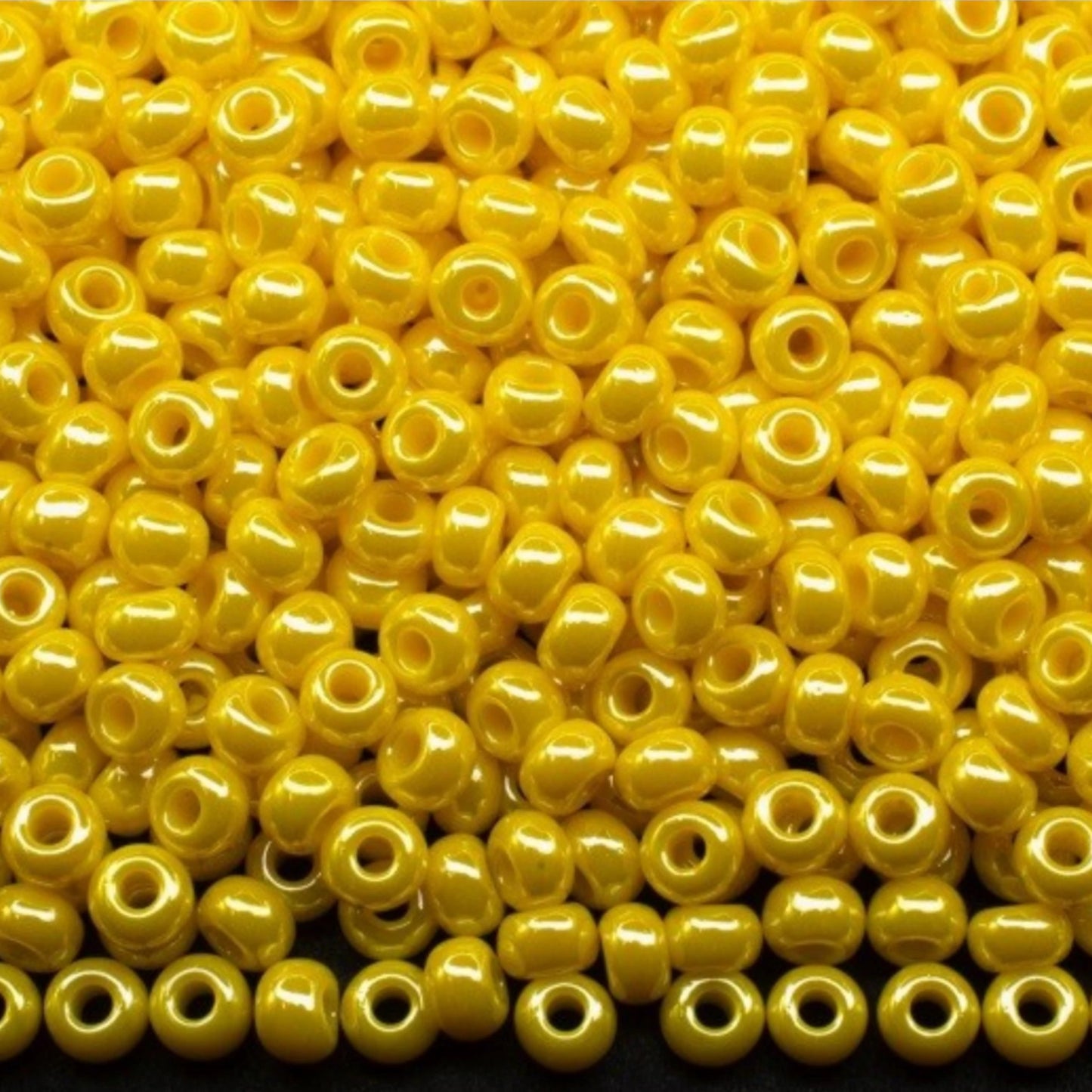 10/0 88110 Preciosa Seed Beads. Opaque Sfinx yellow.