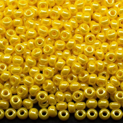 10/0 88110 Preciosa Seed Beads. Opaque Sfinx yellow.