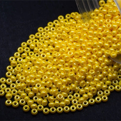 10/0 88110 Preciosa Seed Beads. Opaque Sfinx yellow.