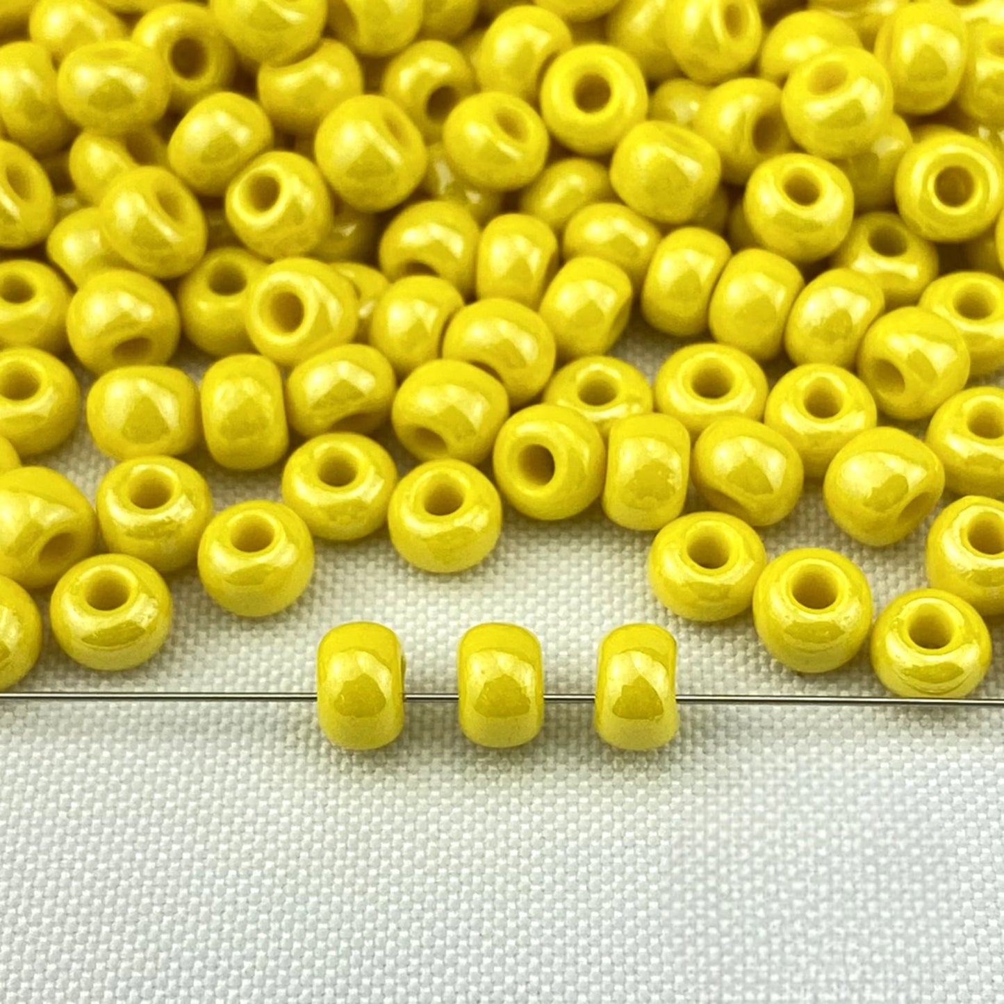 2/0 88110 Preciosa Czech Glass Missangas/Miçangas Pequenas (contas miúdas) Rocaille 6.1mm. Amarelo Opaco Sfinx.