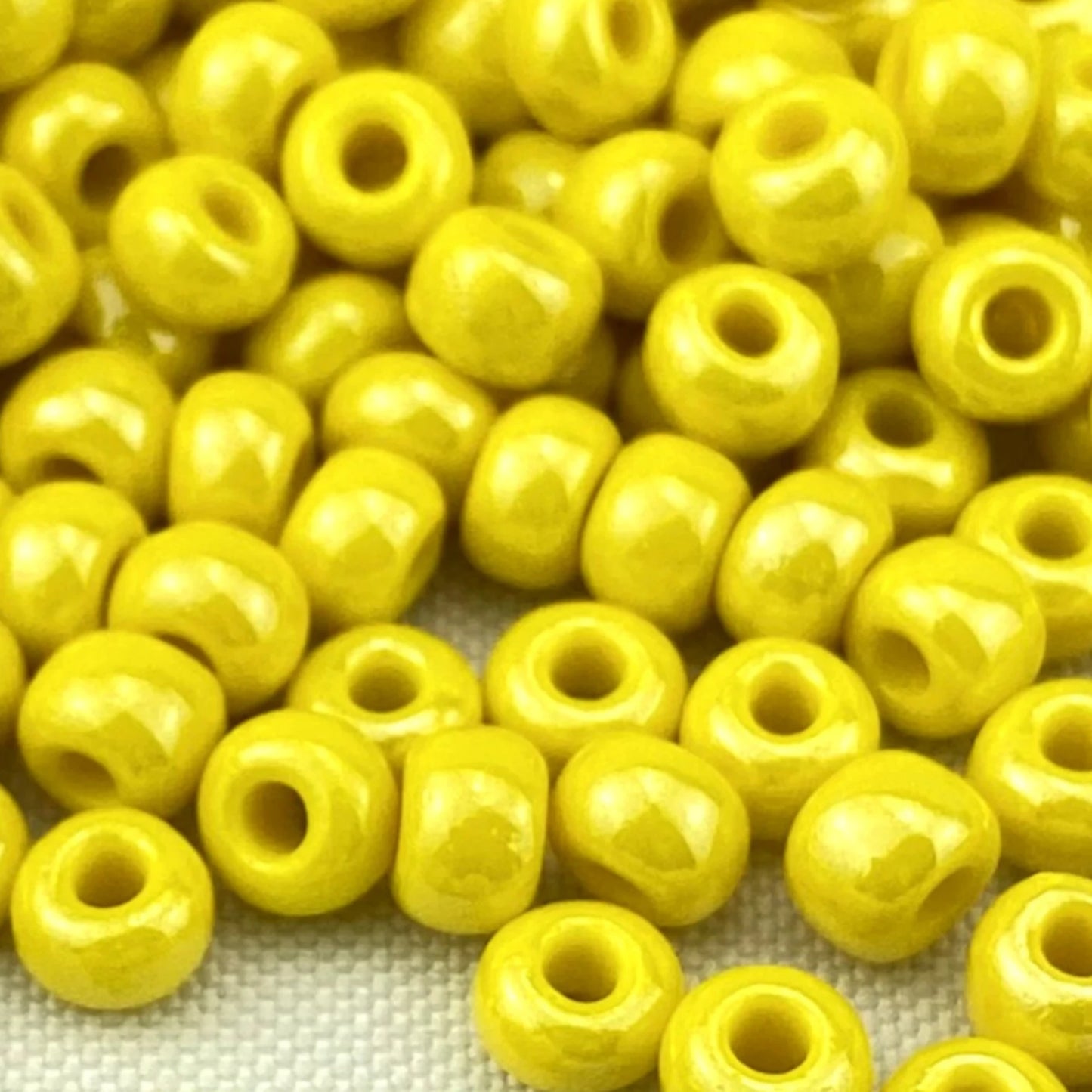 2/0 88110 Preciosa Czech Glass Missangas/Miçangas Pequenas (contas miúdas) Rocaille 6.1mm. Amarelo Opaco Sfinx.