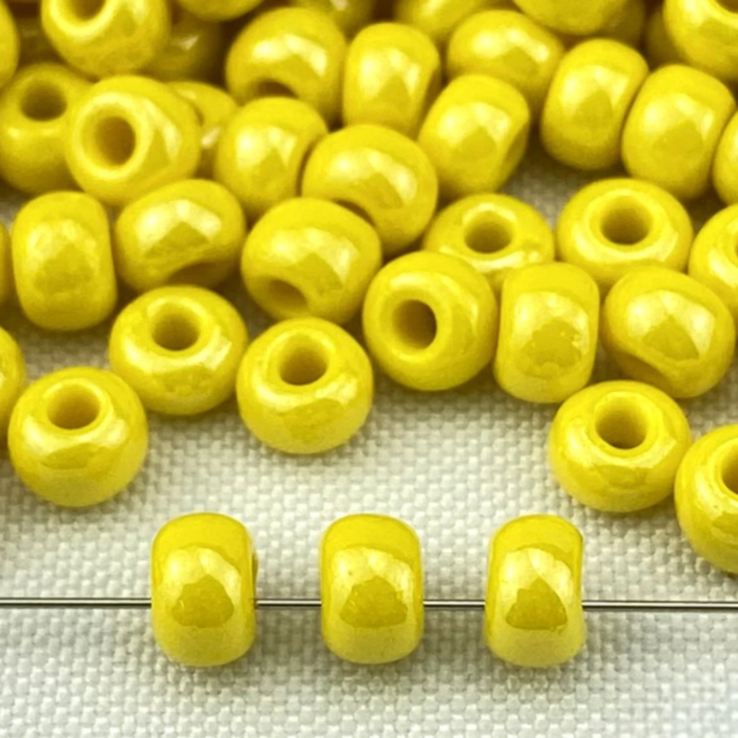 2/0 88110 Preciosa Czech Glass Missangas/Miçangas Pequenas (contas miúdas) Rocaille 6.1mm. Amarelo Opaco Sfinx.