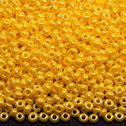 10/0 88130 Preciosa Seed Beads. Opaque Sfinx yellow.