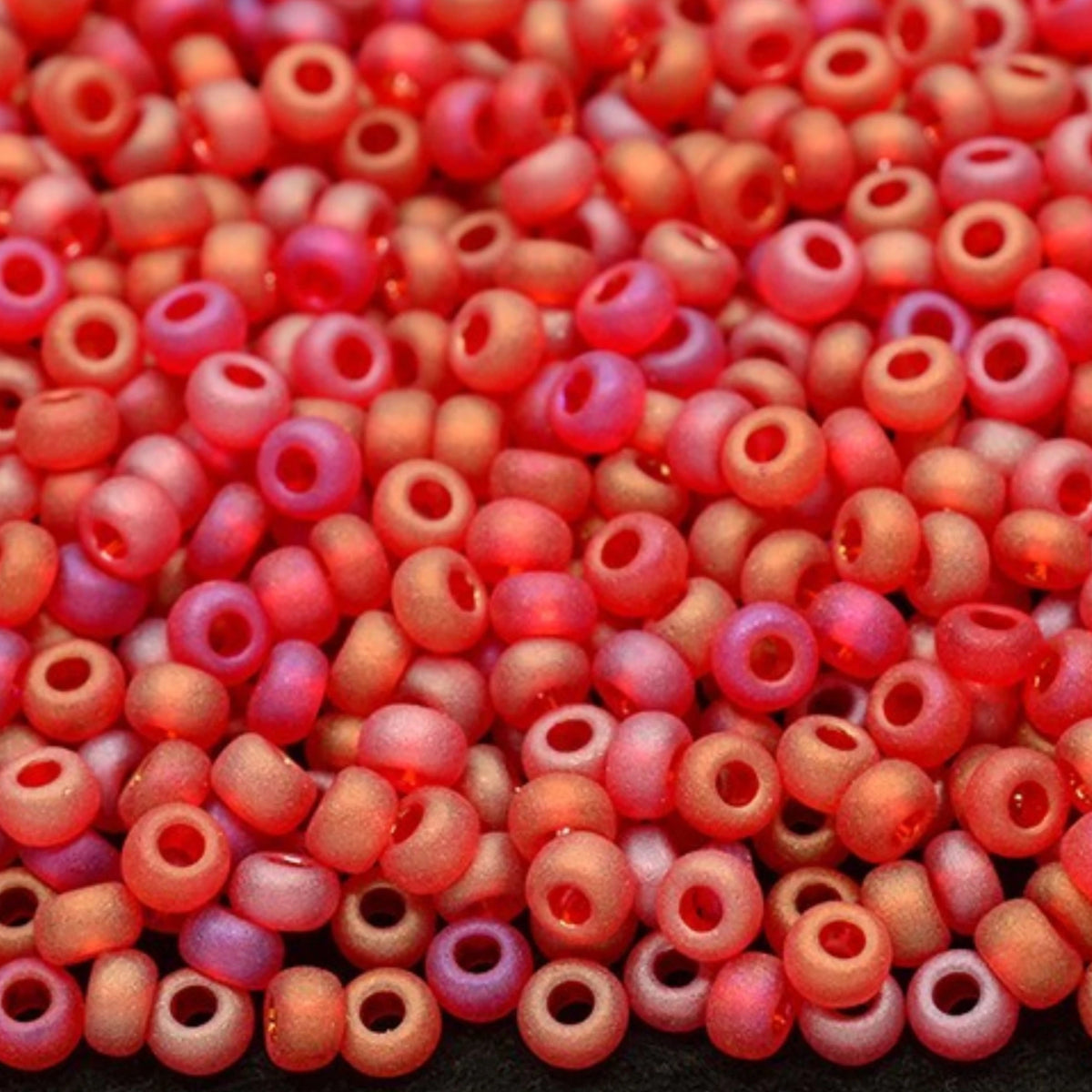 10/0 91070 matte Preciosa tschechische Glasperlen Rocailles 2.3mm. Mattes transparentes Regenbogenrot.