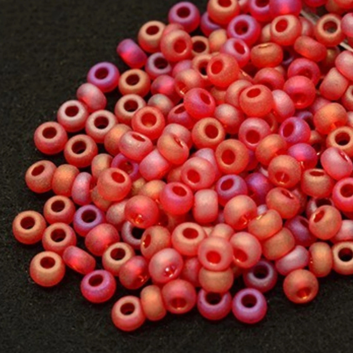 10/0 91070 matte Preciosa tschechische Glasperlen Rocailles 2.3mm. Mattes transparentes Regenbogenrot.