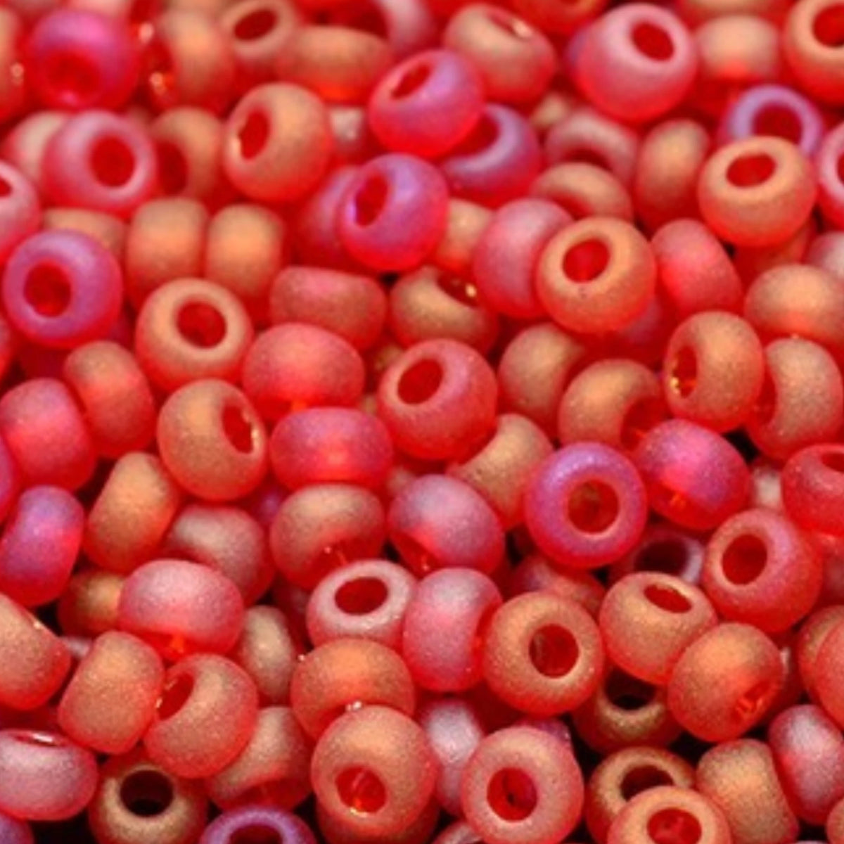 10/0 91070 matte Preciosa tschechische Glasperlen Rocailles 2.3mm. Mattes transparentes Regenbogenrot.