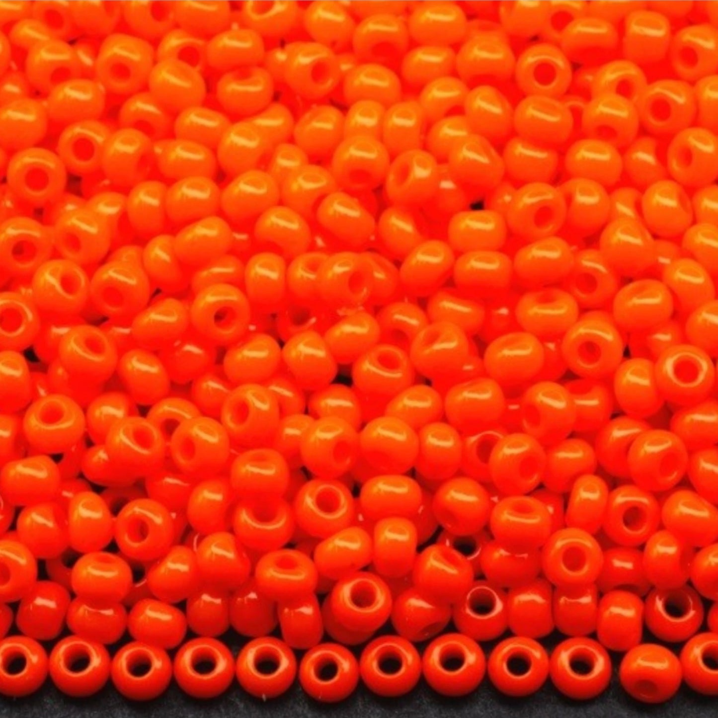 6/0 93140 Preciosa tjekkiske glasperler Rocailles 4,1 mm. Orange uigennemsigtig naturlig.