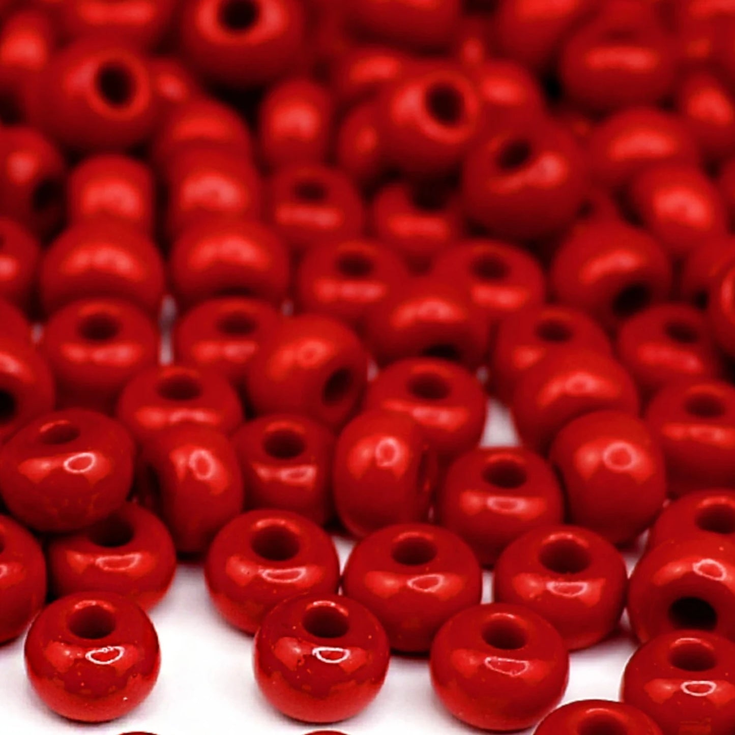 2/0 93190 Preciosa Čekiško Stiklo Karoliukai Rokajaus 6.1mm. Raudona nepermatoma natūrali.