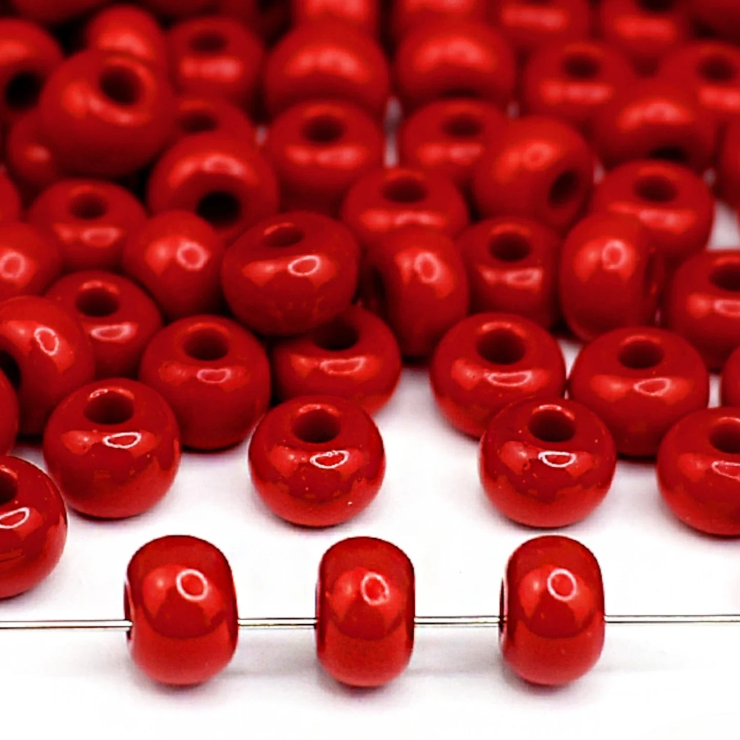 2/0 93190 Preciosa Čekiško Stiklo Karoliukai Rokajaus 6.1mm. Raudona nepermatoma natūrali.