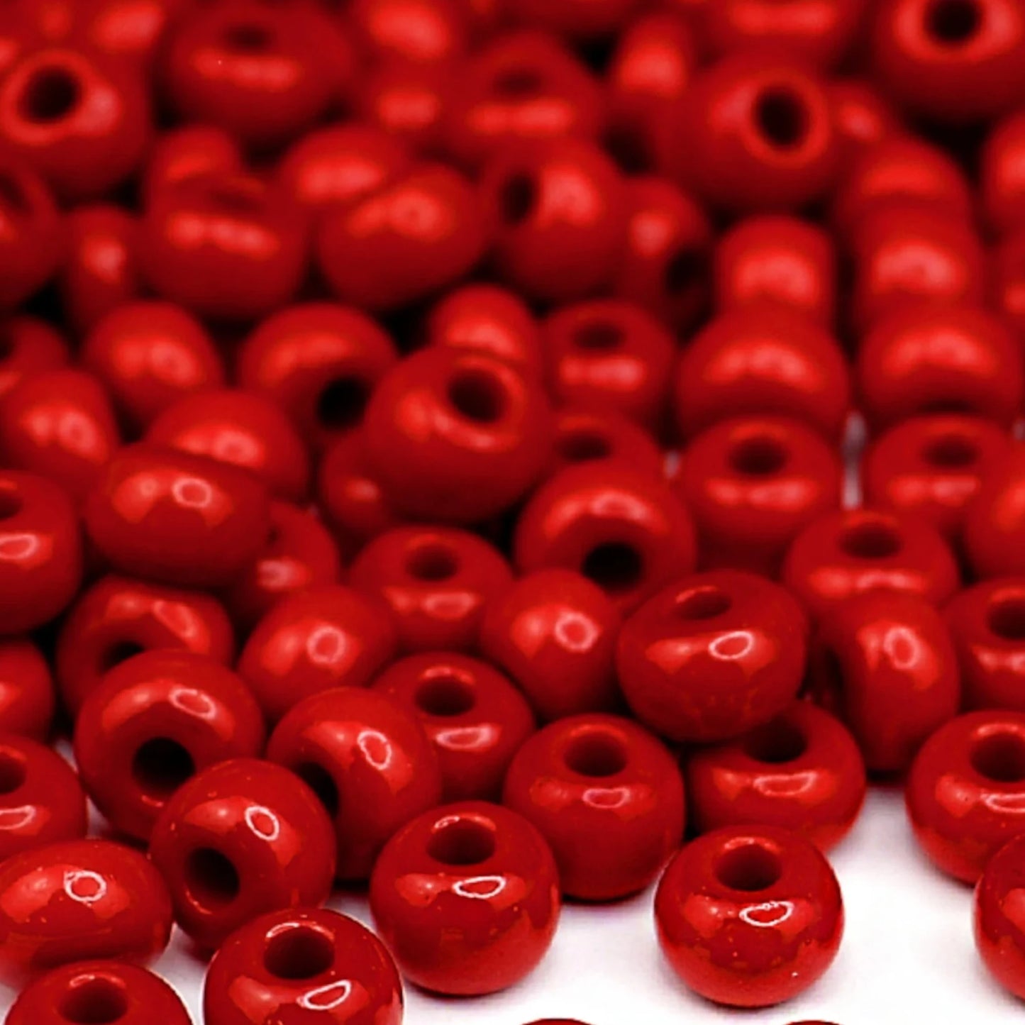 2/0 93190 Preciosa Čekiško Stiklo Karoliukai Rokajaus 6.1mm. Raudona nepermatoma natūrali.