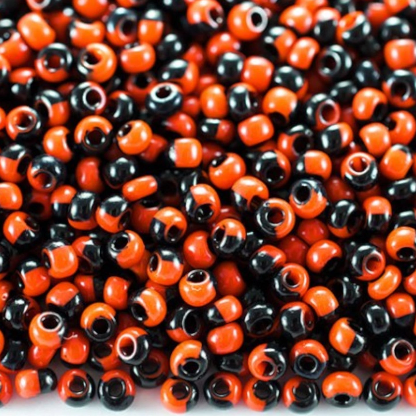 6/0 93750 Preciosa Tjekkiske Glas Perler Rocailles 4.1mm. Sort Orange Harlequin.