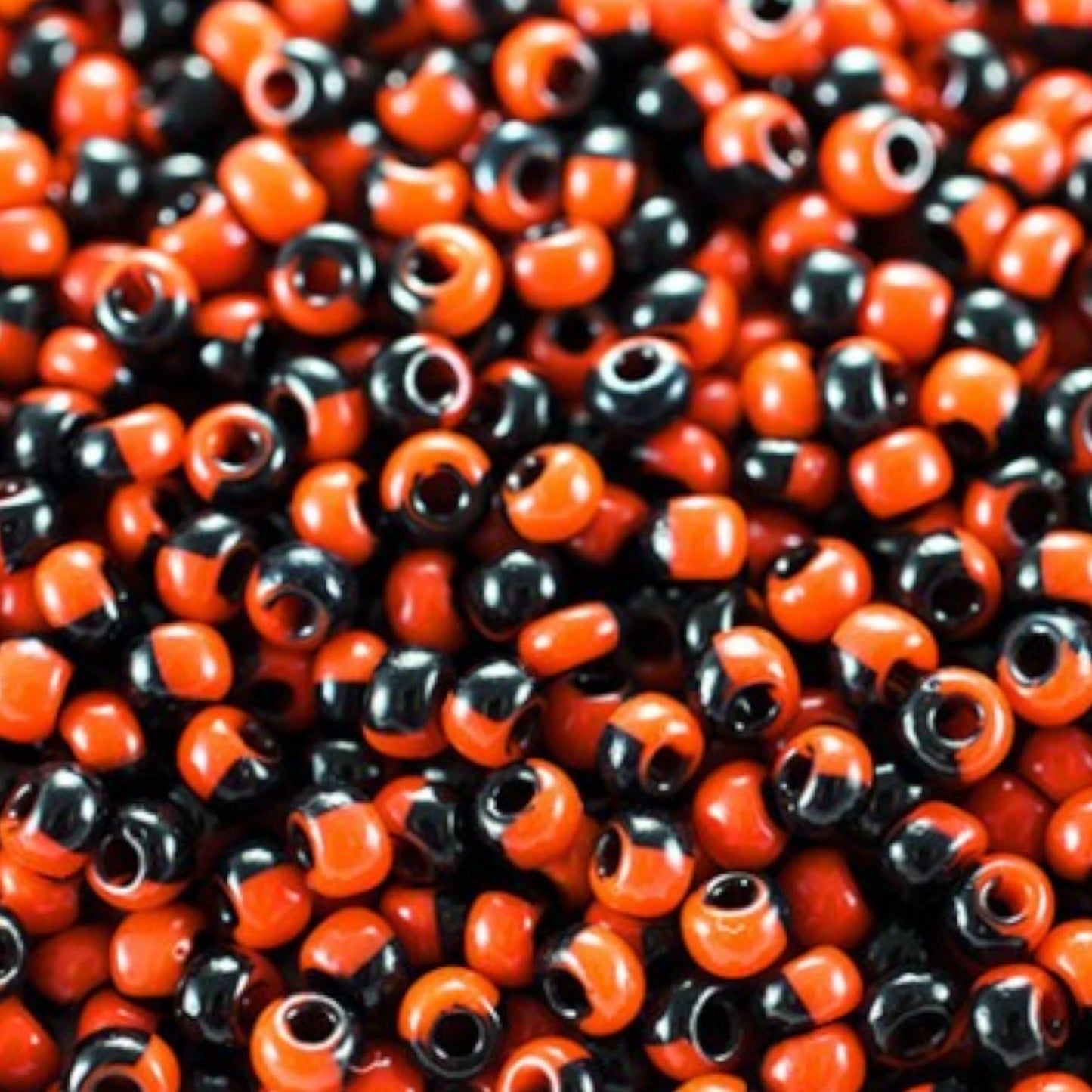 6/0 93750 Preciosa Tjekkiske Glas Perler Rocailles 4.1mm. Sort Orange Harlequin.