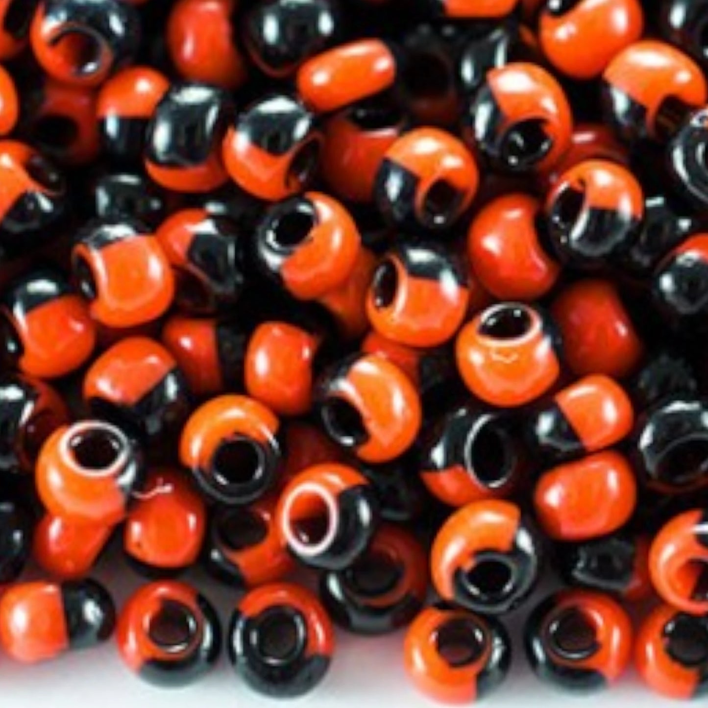 6/0 93750 Preciosa Tjekkiske Glas Perler Rocailles 4.1mm. Sort Orange Harlequin.