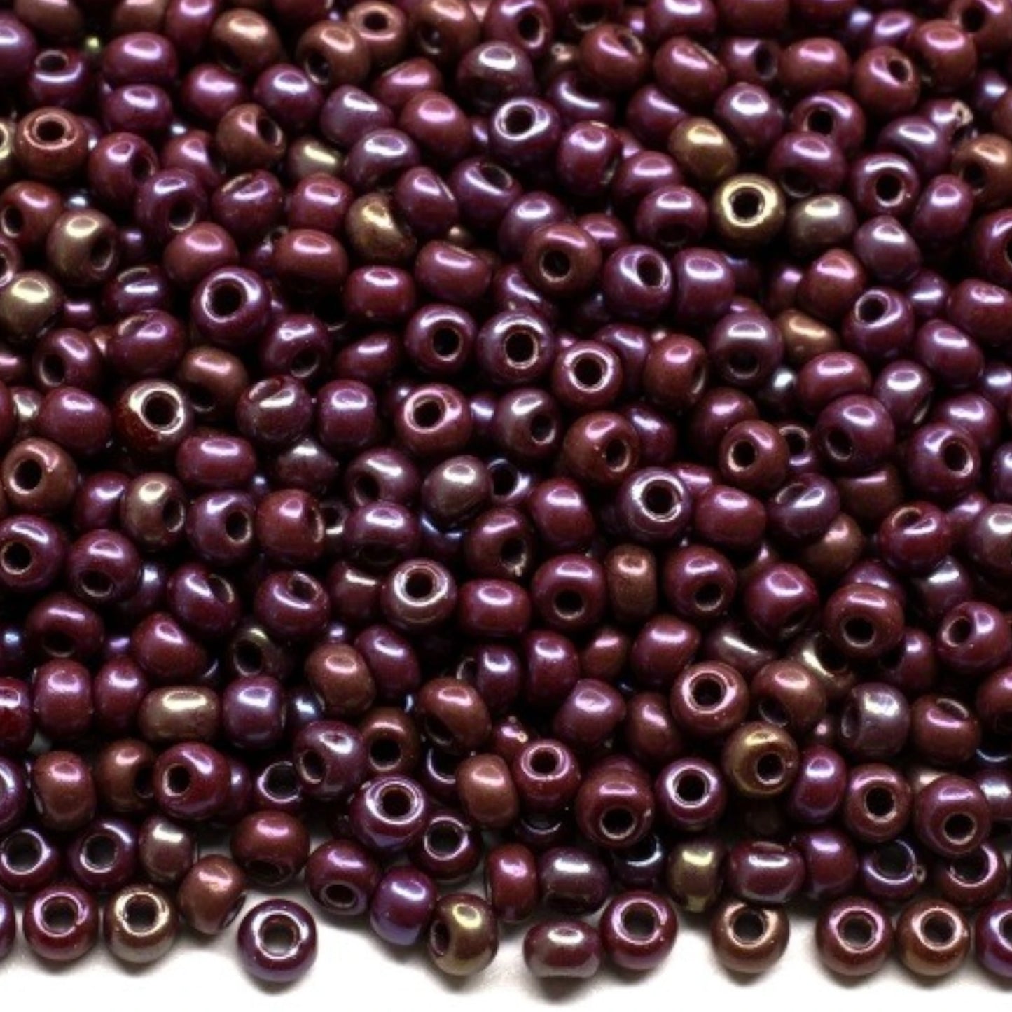 10/0 94300 Perles en verre tchèque Preciosa de Rocaille 2,3 mm. Corail rouge opaque, arc-en-ciel.