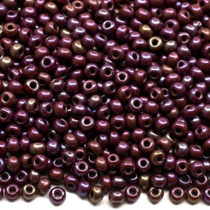 10/0 94300 Perles en verre tchèque Preciosa de Rocaille 2,3 mm. Corail rouge opaque, arc-en-ciel.