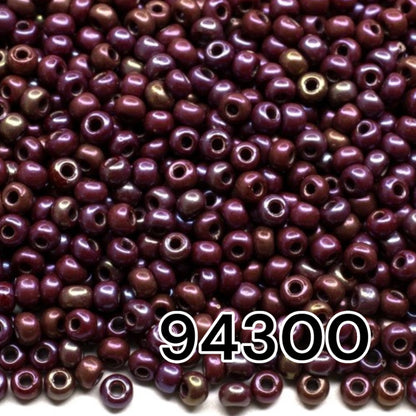 10/0 94300 Perles en verre tchèque Preciosa de Rocaille 2,3 mm. Corail rouge opaque, arc-en-ciel.