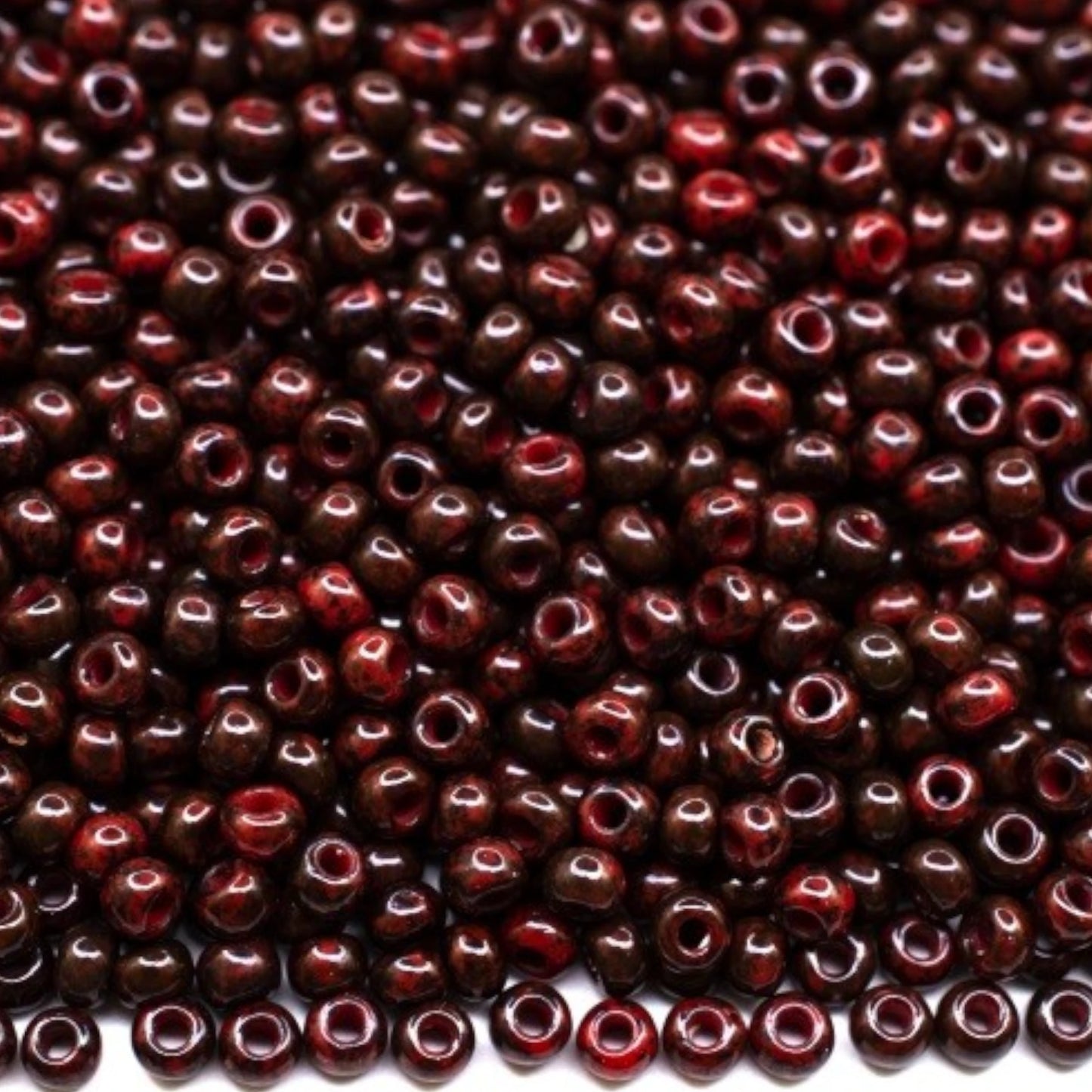 10/0 99190 Preciosa Tsjekkiske glass små perler Rocailleperler 2.3mm. Rød Travertin.