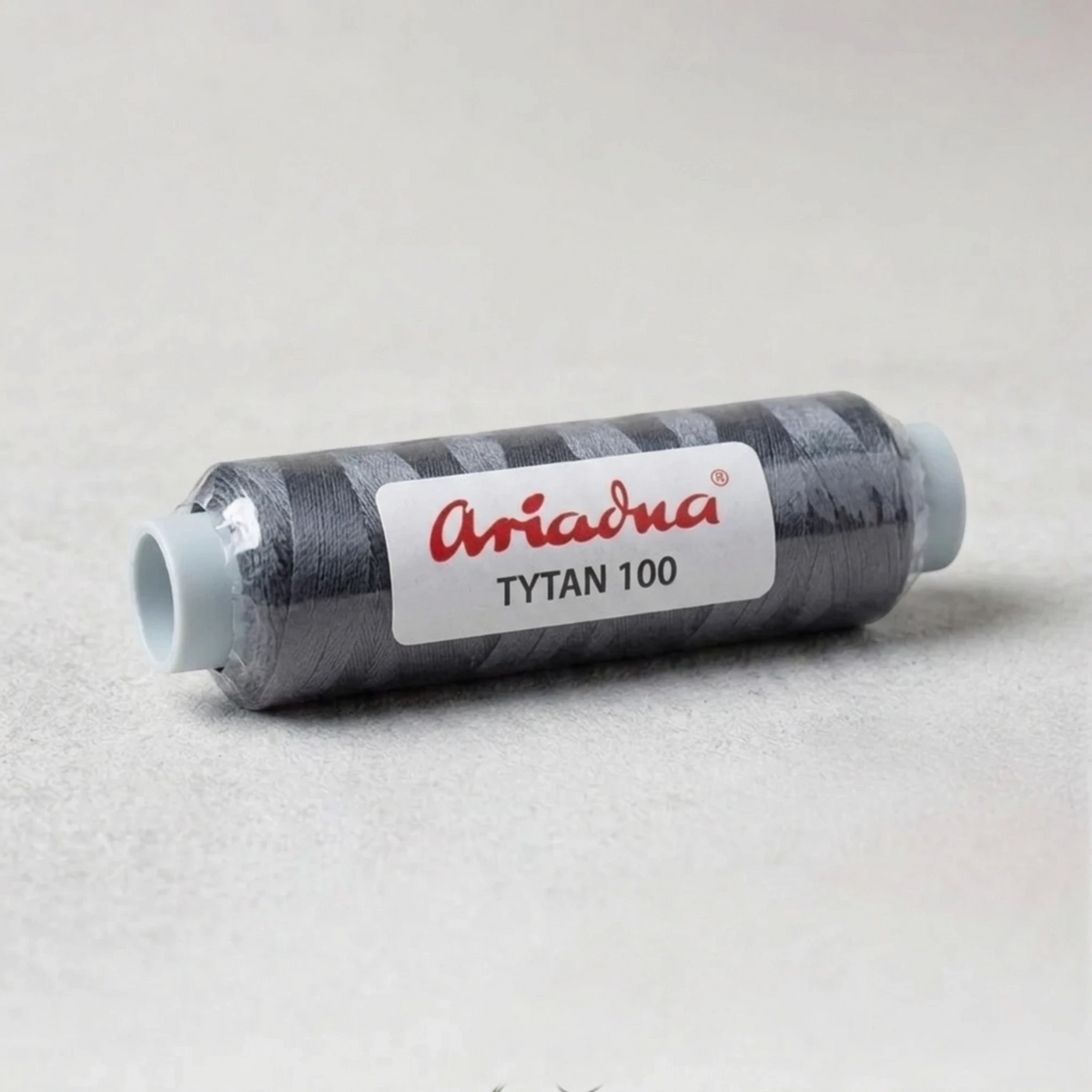 Hilo para bordado con cuentas, tejido de cuentas y elaboración de joyas. - Ariadna Tytan 100 gris oscuro (2680).
